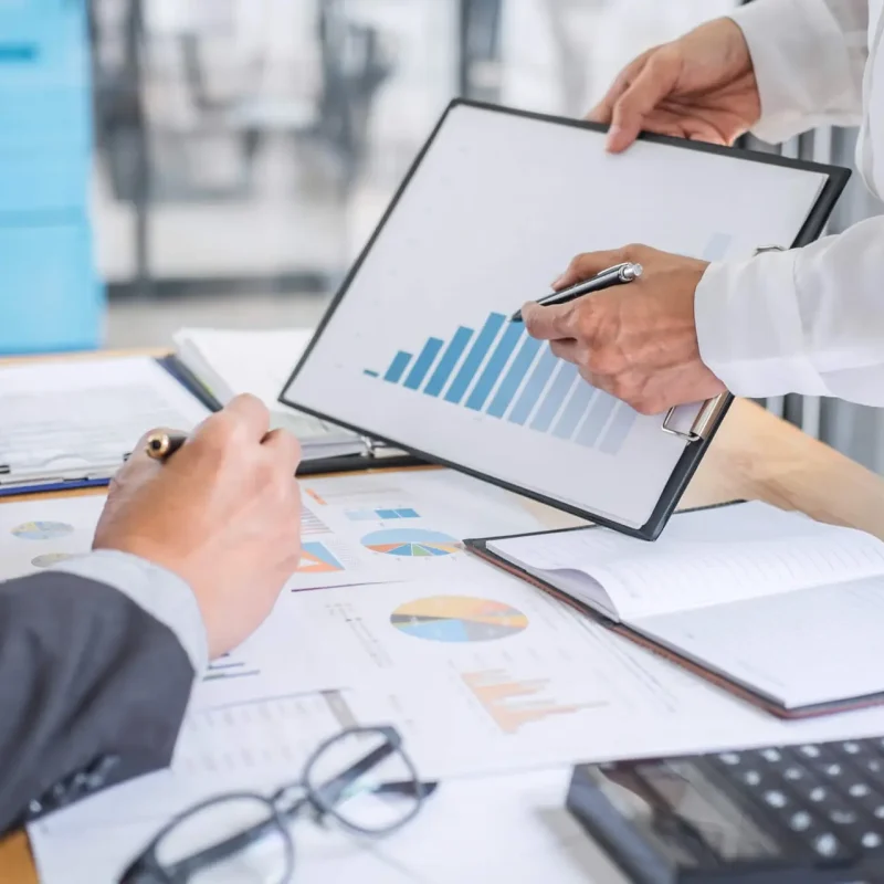 Beratungsteam bei der Unternehmensanalyse